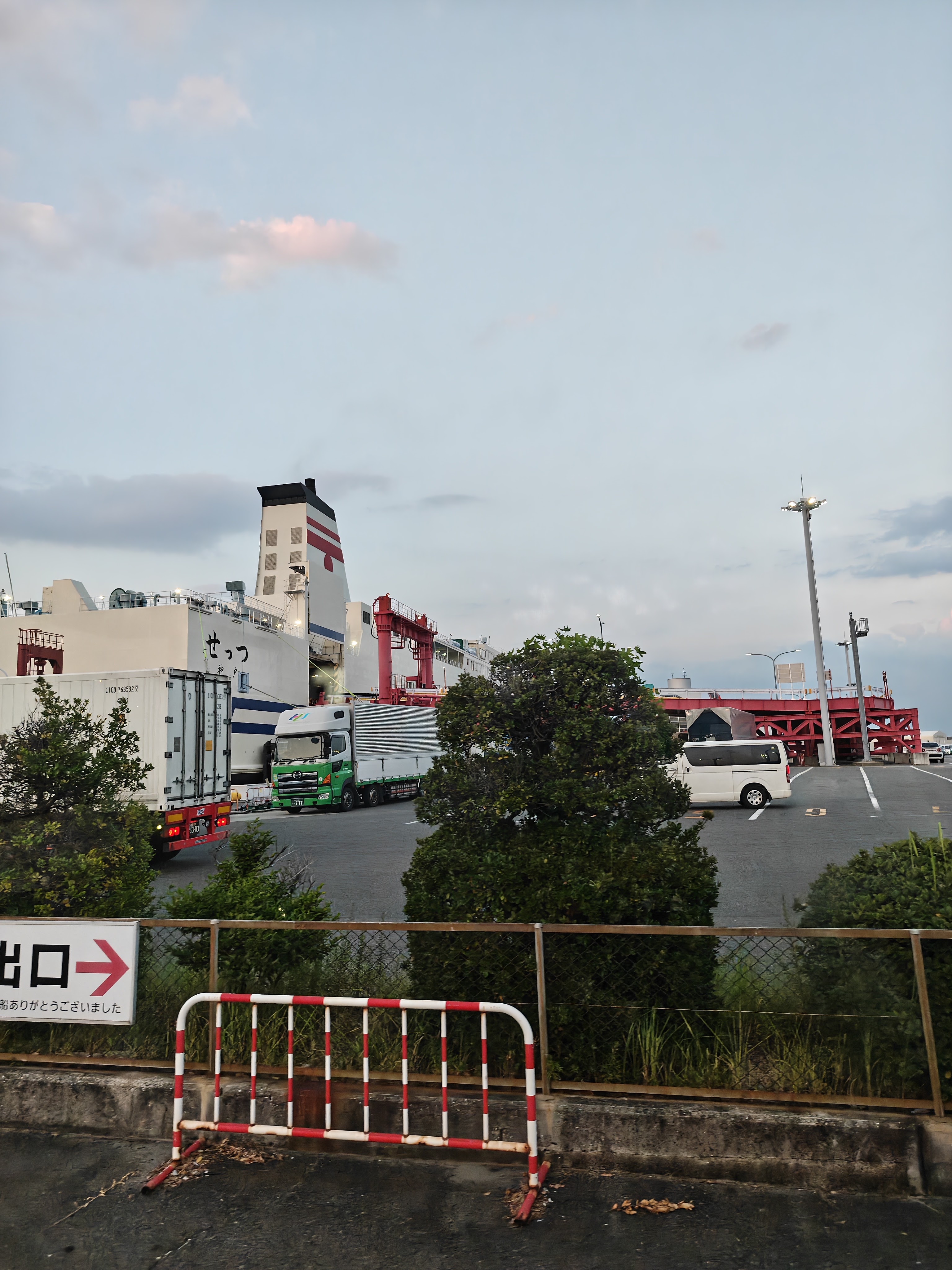 港に停泊している阪急フェリー