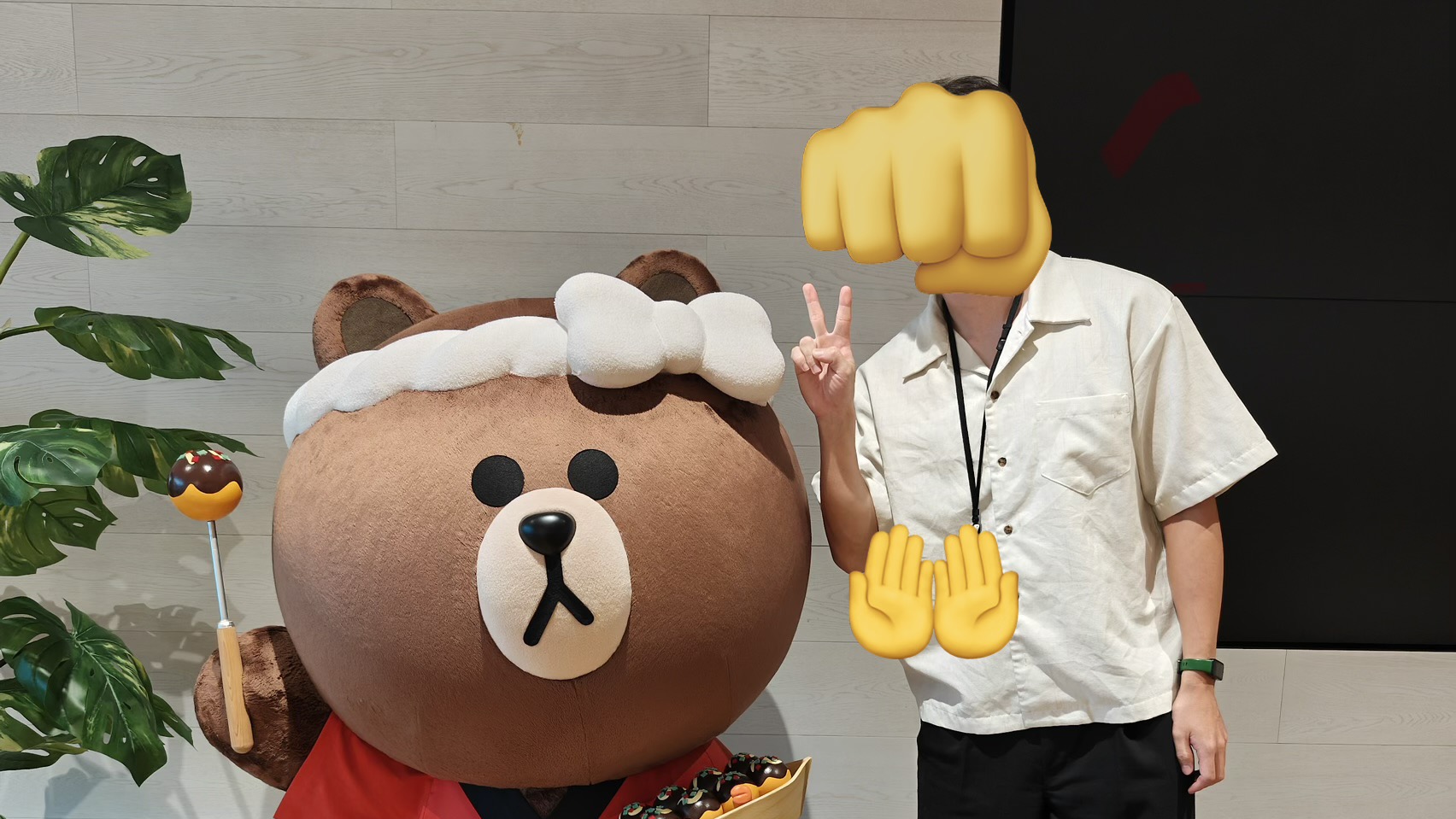 キャラクターの着ぐるみと人物が並んでいる写真