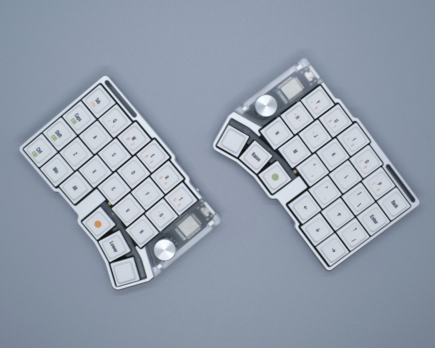 左右に分かれた白いCornix LP分割キーボード